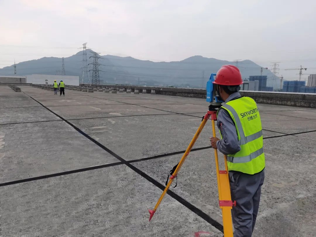 Technicians start construction.jpg Technicians start construction.jpg